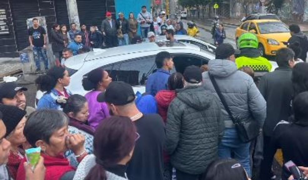 Así fue el sicariato que cobró la vida de un hombre en San Cristóbal La víctima del ataque sicarial se movilizaba en una camioneta blanca.