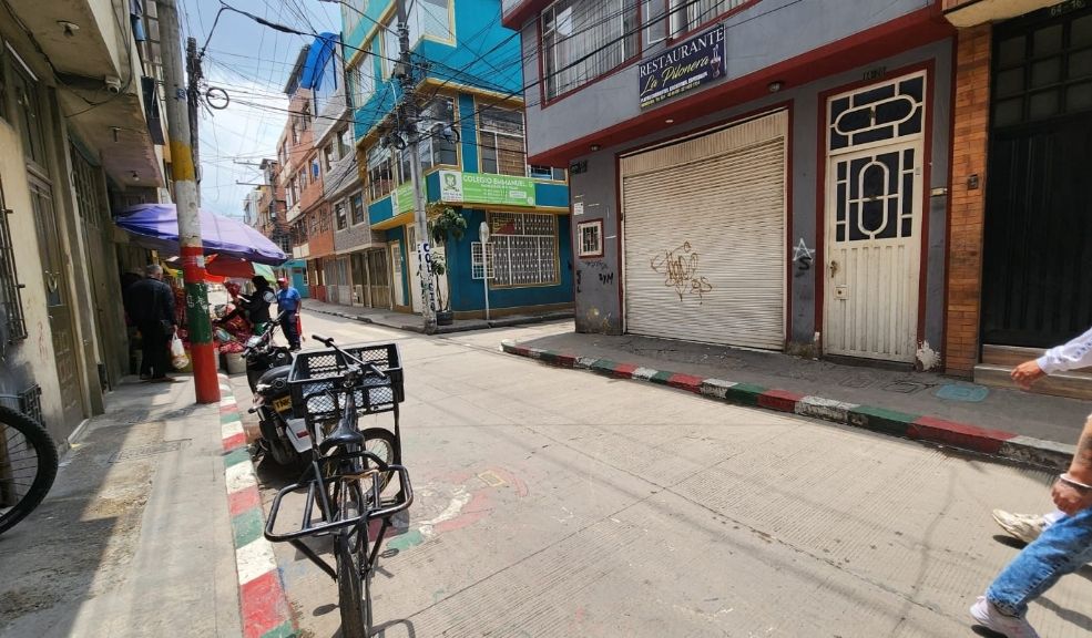 Homicidio en plena calle de Engativá: discusión terminó en tragedia Un hombre murió y otro resultó herido tras una violenta pelea en Engativá Pueblo, donde el atacante usó un cuchillo.