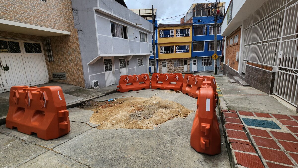 Hundimiento de calles en Kennedy por red de alcantarillado sin mantenimiento 2 Hundimiento de calles en Kennedy por red de alcantarillado sin mantenimiento Vecinos de Kennedy denuncian hundimiento de calles por red de alcantarillado sin mantenimiento. Lea la nota.