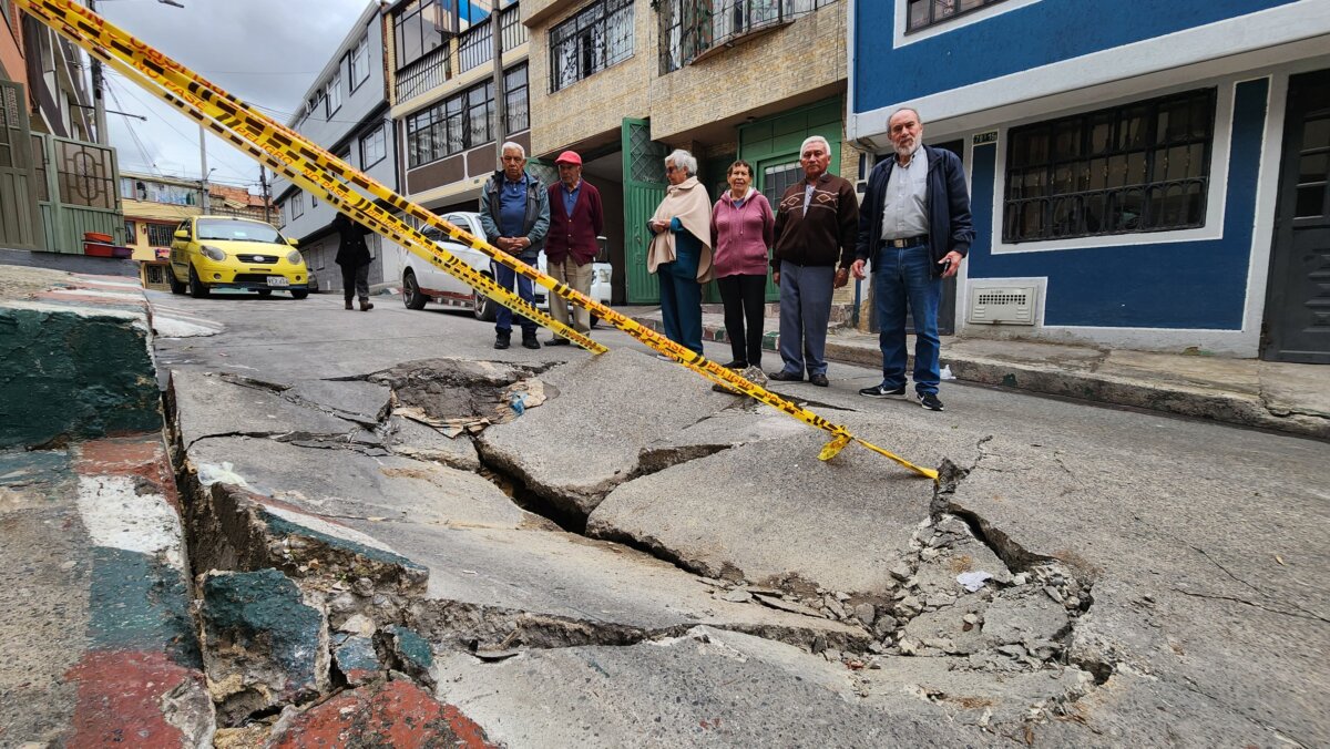 Hundimiento de calles en Kennedy por red de alcantarillado sin mantenimiento 8 Hundimiento de calles en Kennedy por red de alcantarillado sin mantenimiento Vecinos de Kennedy denuncian hundimiento de calles por red de alcantarillado sin mantenimiento. Lea la nota.