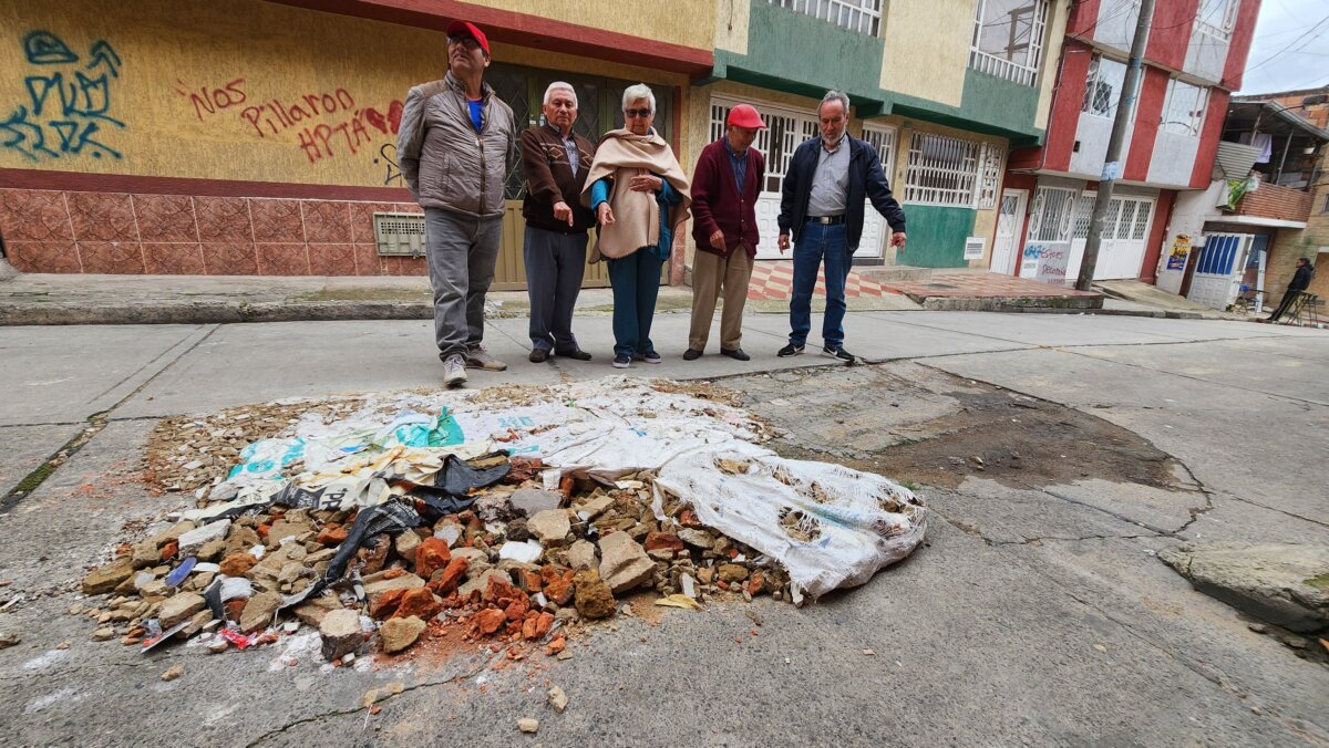 Hundimiento de calles en Kennedy por red de alcantarillado sin mantenimiento 1 Hundimiento de calles en Kennedy por red de alcantarillado sin mantenimiento Vecinos de Kennedy denuncian hundimiento de calles por red de alcantarillado sin mantenimiento. Lea la nota.