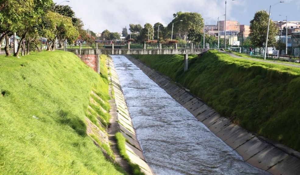¡Impactante! Encuentran el cuerpo de un hombre en inmediaciones del Río Fucha Al parecer, se trata de un caso de suicidio, el cuerpo del hombre se encuentra colgando de un árbol