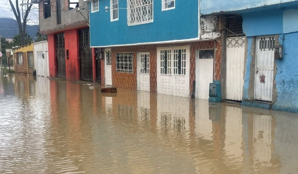 Inundaciones en Tunjuelito: al menos 3 barrios afectados Tres barrios de la localidad de Tunjuelito se vieron afectados por una inundación a causa del desbordamiento de aguas residuales. Un colegio tuvo que suspender clases.