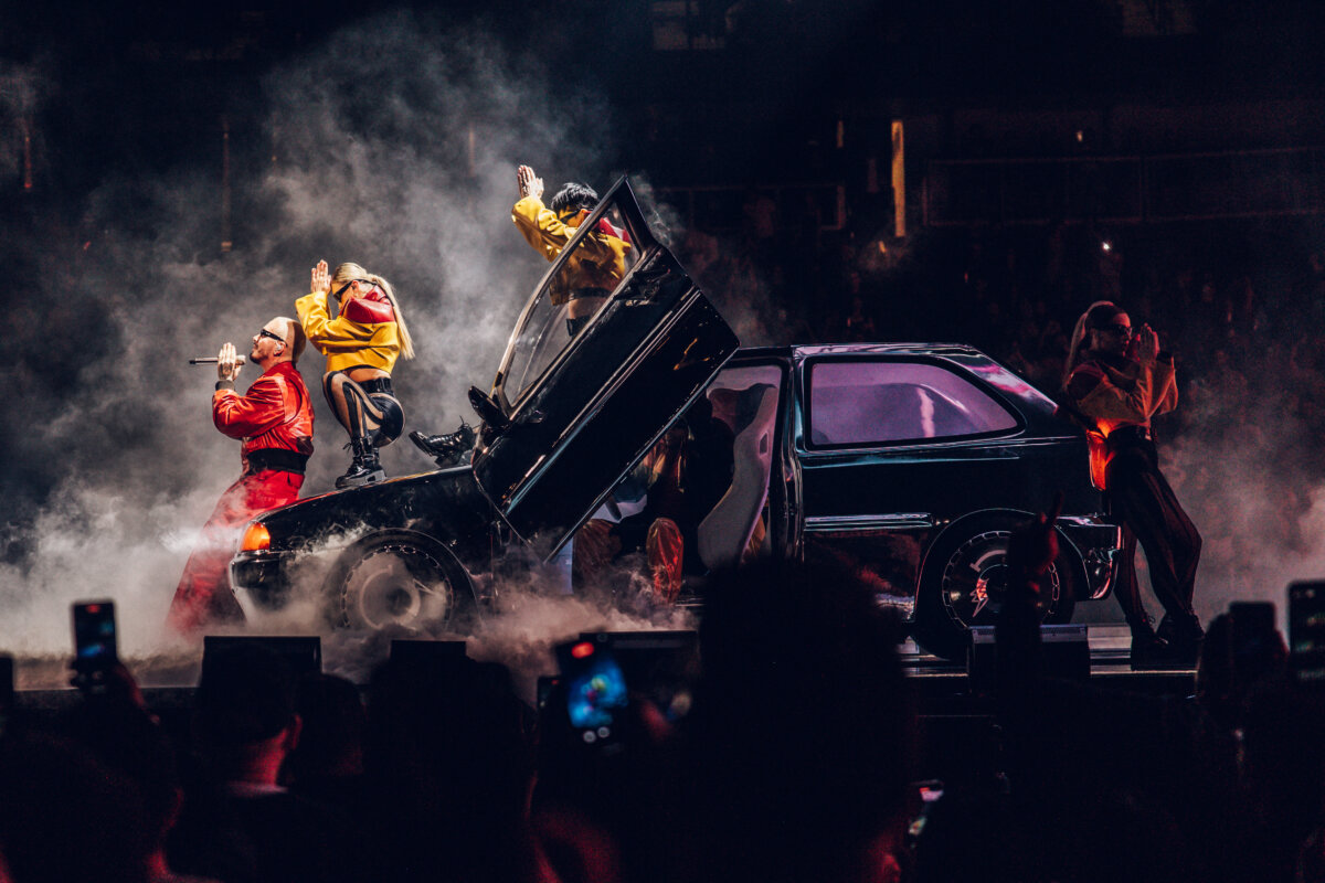 J Balvin inició su gira 'Back To The Rayo' por Norteamérica 1 J Balvin inició su gira 'Back To The Rayo' por Norteamérica J Balvin arrancó su gira Back To The Rayo en Atlanta y recorrerá 27 ciudades de Norteamérica con su nuevo espectáculo.