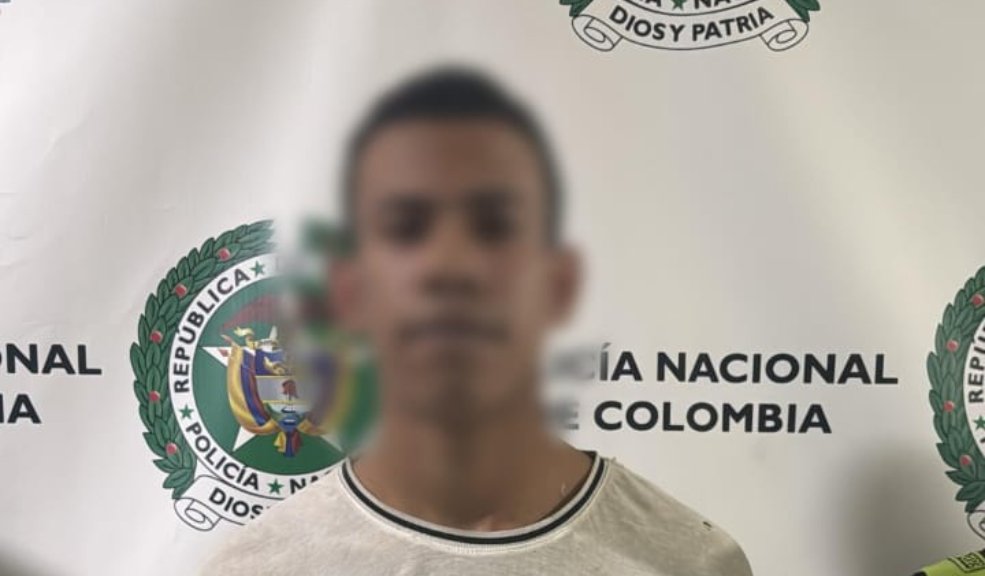 Kennedy: detienen a alias ‘Chupa Dedo’, presunto líder de microtráfico 1 Kennedy: detienen a alias ‘Chupa Dedo’, presunto líder de microtráfico Un joven de 19 años, conocido como alias 'chupa dedo', señalado de coordinar la venta de drogas en el sector de María Paz, fue capturado por uniformados de la Policía de Kennedy.