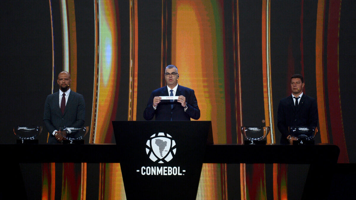 El duro grupo que le tocó a Atlético Nacional en la Copa Libertadores: así fue el sorteo 3 El duro grupo que le tocó a Atlético Nacional en la Copa Libertadores: así fue el sorteo La Conmebol realizó este lunes el sorteo de la fase de grupos de la Copa Libertadores. Atlético Naciona se medirá frente a otros campeones; Bucaramanga, en un grupo complicado.