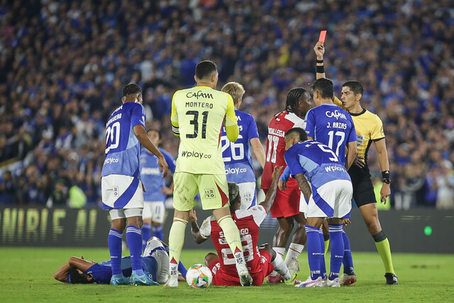 Millonarios, con los ‘pelaos’, tomó revancha y le ganó a Santa Fe en el clásico 2 Millonarios, con los ‘pelaos’, tomó revancha y le ganó a Santa Fe en el clásico El clásico capitalino 320 se vistió de Azul. Aprovechando un hombre de más y echando mano de la cantera, Millonarios respiró por Liga y venció (2-0) anoche a Santa Fe por un juego adelantado de la fecha 17 de la Liga BetPlay.