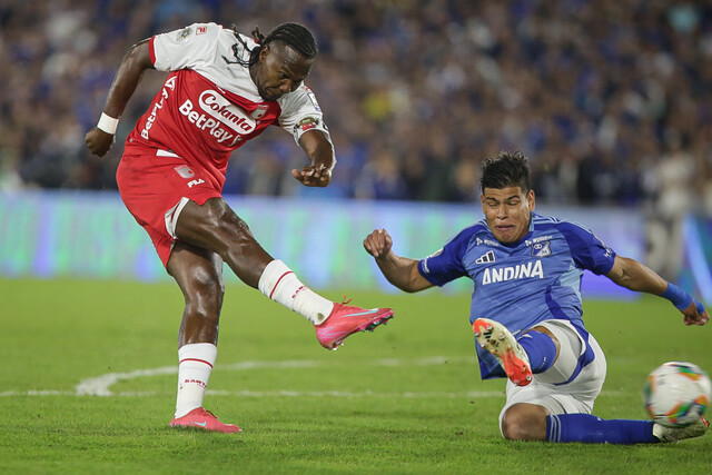 Millonarios, con los ‘pelaos’, tomó revancha y le ganó a Santa Fe en el clásico 1 Millonarios, con los ‘pelaos’, tomó revancha y le ganó a Santa Fe en el clásico El clásico capitalino 320 se vistió de Azul. Aprovechando un hombre de más y echando mano de la cantera, Millonarios respiró por Liga y venció (2-0) anoche a Santa Fe por un juego adelantado de la fecha 17 de la Liga BetPlay.