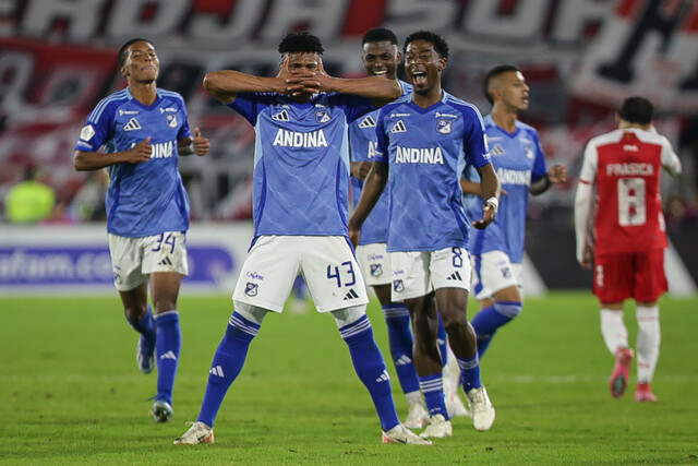 Millonarios, con los ‘pelaos’, tomó revancha y le ganó a Santa Fe en el clásico El clásico capitalino 320 se vistió de Azul. Aprovechando un hombre de más y echando mano de la cantera, Millonarios respiró por Liga y venció (2-0) anoche a Santa Fe por un juego adelantado de la fecha 17 de la Liga BetPlay.