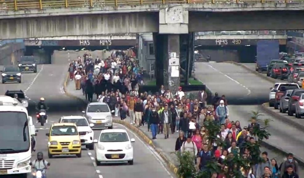 Manifestaciones afectan a esta hora la movilidad en Bogotá 9 Manifestaciones afectan a esta hora la movilidad en Bogotá Hay afectación vial por manifestaciones en la calle 26, en Bogotá.