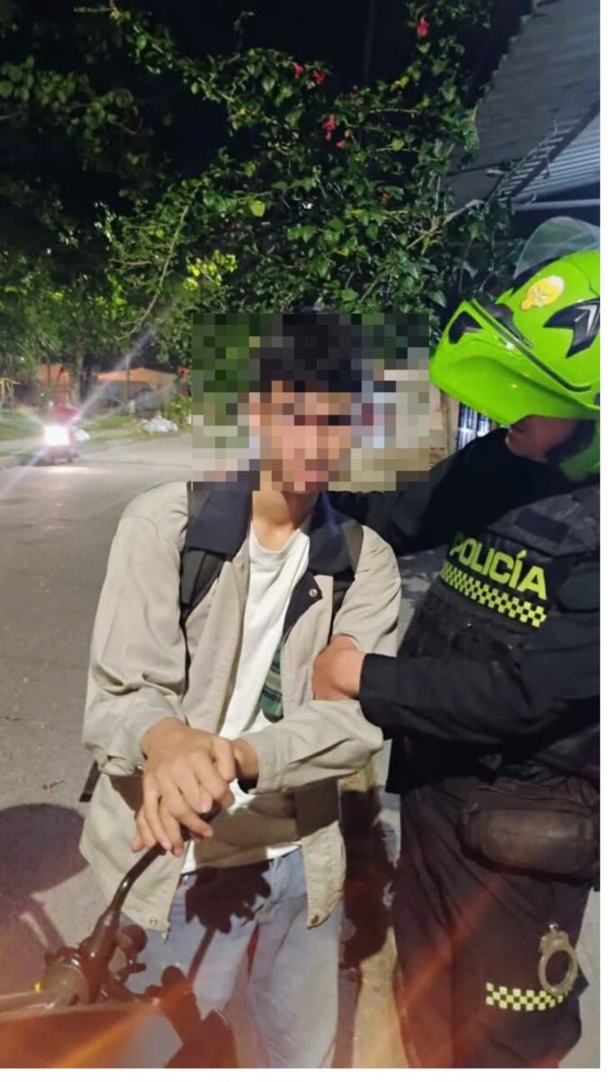 Menor de 16 años asesinó a su primo y raptó a su hermana en Villavicencio Un adolescente asesinó a su primo de 14 años en Villavicencio y huyó con su hermana de 3. Fue capturado y la niña rescatada sana y salva.