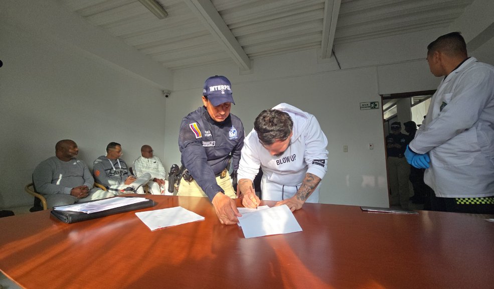 Ocho colombianos fueron extraditados por narcotráfico, entre ellos un exfutbolista Extraditan a EEUU a 8 colombianos por narcotráfico, incluidos cercanos a 'Chiquito Malo' y un exfutbolista.