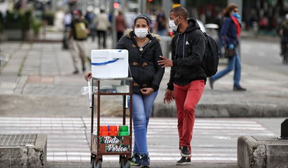 Polémica por cobros a vendedores informales: esto dijo el Ipes 1 Polémica por cobros a vendedores informales: esto dijo el Ipes El Instituto para la Economía Social (IPES) emitió un comunicado para aclarar las inquietudes respecto al Protocolo de Aprovechamiento Económico del Espacio Público, derivado del Decreto 315 de 2024, el cual busca regular y organizar la actividad de las ventas informales en Bogotá.