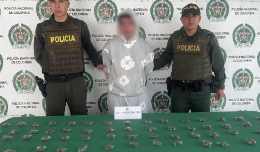 Policía captura sujeto con 70 bolsas de estupefacientes Policía atrapa a hombre con 70 bolsas de estupefacientes en Ricaurte. Denuncia ciudadana fue clave para el operativo