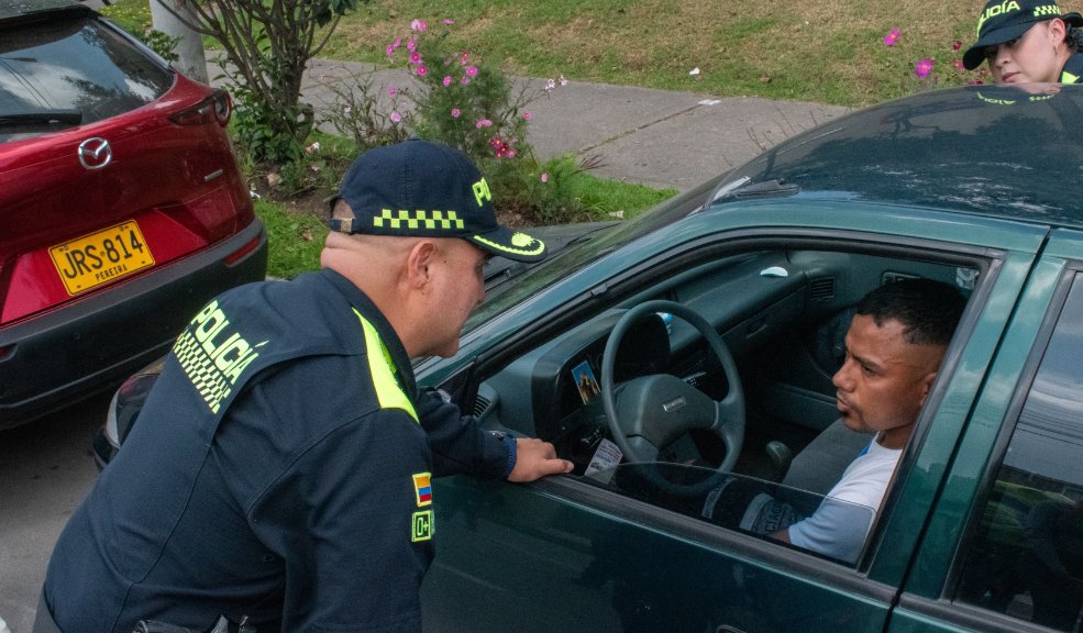 Policía le pone el ojo al hurto de vehículos en Bogotá Policía impone 12 comparendos a vehículos abandonados en vía pública en Kennedy. A la vez que registraron que 68% de hurtos ocurren bajo modalidad de 'halado'