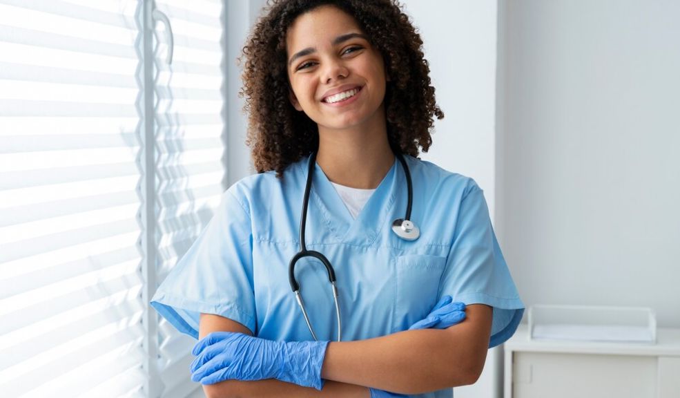 Reconocimiento y celebración del impacto femenino en la salud en Colombia 3 Reconocimiento y celebración del impacto femenino en la salud en Colombia En el sector salud, las mujeres representan aproximadamente el 80% de la fuerza laboral en Colombia.