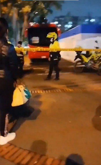 Riña entre conductores de bus por un pasajero deja un muerto en Bogotá 1 Riña entre conductores de bus por un pasajero deja un muerto en Bogotá La intolerancia entre dos conductores de flota provocó la muerte de uno de ellos en Bogotá. Esto es lo que se sabe sobre la riña.