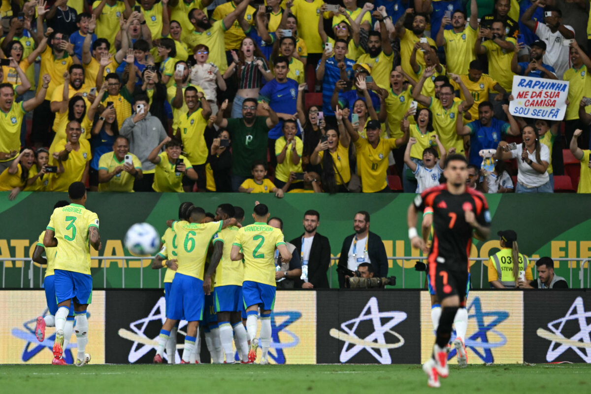 La Selección Colombia cae en el último suspiro contra Brasil y se complica en la eliminatoria 1 La Selección Colombia cae en el último suspiro contra Brasil y se complica en la eliminatoria En la fecha 13 de las eliminatorias, la Selección Colombia enfrentó a Brasil, como visitante, y pese a disputar un gran partido, cayó en el último minuto y se fue con las manos vacías.