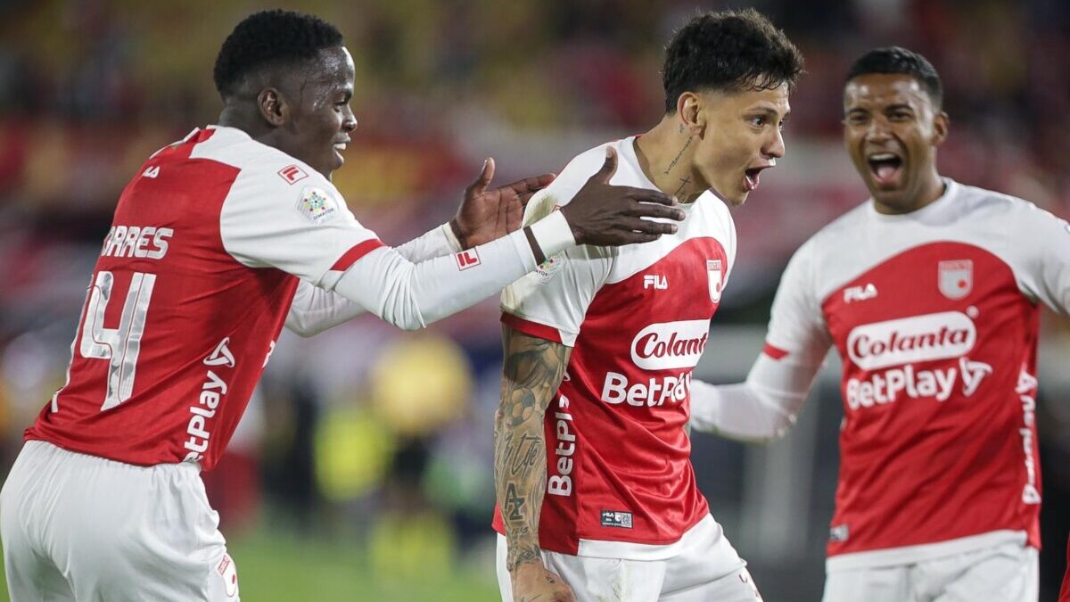 Santa Fe se sacó la espinita y le ganó a Millonarios después de un año y medio sin hacerlo 1 Santa Fe se sacó la espinita y le ganó a Millonarios después de un año y medio sin hacerlo Santa Fe ratificó su gran momento en la Liga y venció 3-2 a Millonarios en El Campín. Así fue el camino del cuadro 'Cardenal' para celebrar.