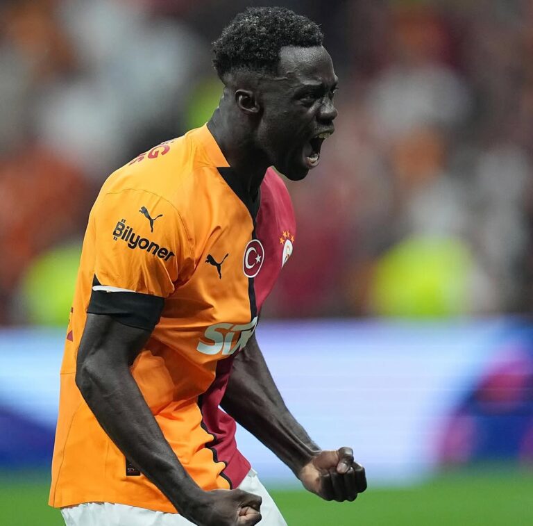 El defensor colombiano Davinson Sánchez anotó de cabeza el segundo de los tres goles con los que su equipo empató ante el Kasimpasa por la fecha 26 de Turquía.