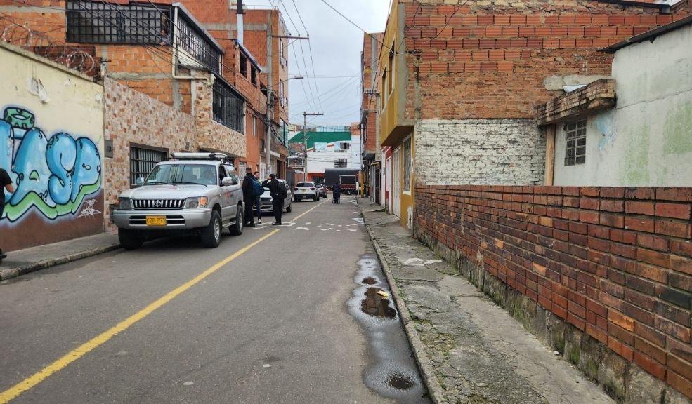 Sicario asesinó a un hombre en Rafael Uribe Uribe en plena vía pública Un hombre fue asesinado a tiros en una calle de Rafael Uribe Uribe. El sicario lo interceptó y le disparó en al menos seis ocasiones. Lea la noticia.