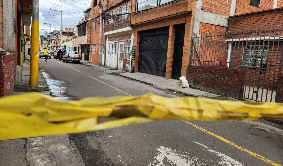 Sicario asesinó a un hombre en Rafael Uribe Uribe en plena vía pública 4 Sicario asesinó a un hombre en Rafael Uribe Uribe en plena vía pública Un hombre fue asesinado a tiros en una calle de Rafael Uribe Uribe. El sicario lo interceptó y le disparó en al menos seis ocasiones. Lea la noticia.
