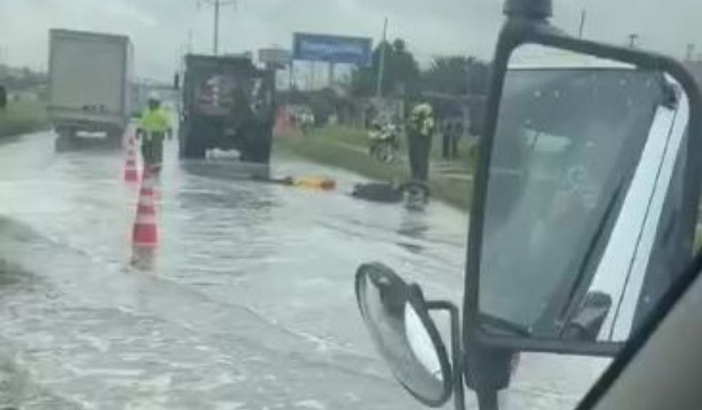 Siniestros viales cobraron la vida de 2 motociclistas en las calles de Bogotá 1 Siniestros viales cobraron la vida de 2 motociclistas en las calles de Bogotá Dos motociclistas fallecieron en accidentes de tránsito ocurridos en diferentes puntos de Bogotá. Sus identidades son desconocidas.