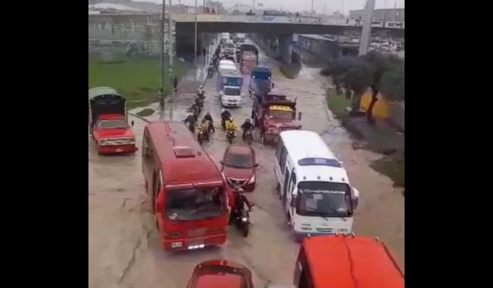 Soacha se inundó: casas y carros bajo el agua por fuertes lluvias 1 Soacha se inundó: casas y carros bajo el agua por fuertes lluvias