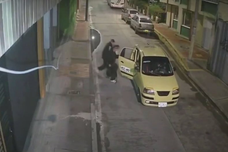 Sujetos robaron a una mujer e intentaron secuestrarla en Suba 1 Sujetos robaron a una mujer e intentaron secuestrarla en Suba Dos sujetos que se movilizaban en un taxi intentaron raptar a una mujer en Suba. Esto fue lo que sucedio.