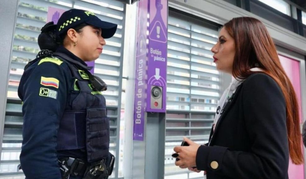 TransMilenio implementa Botón de Pánico para proteger a las mujeres en Bogotá La estación Universidades - City U es la primera en el sistema en contar con la herramienta tecnológica para responder a situaciones de violencia de género.