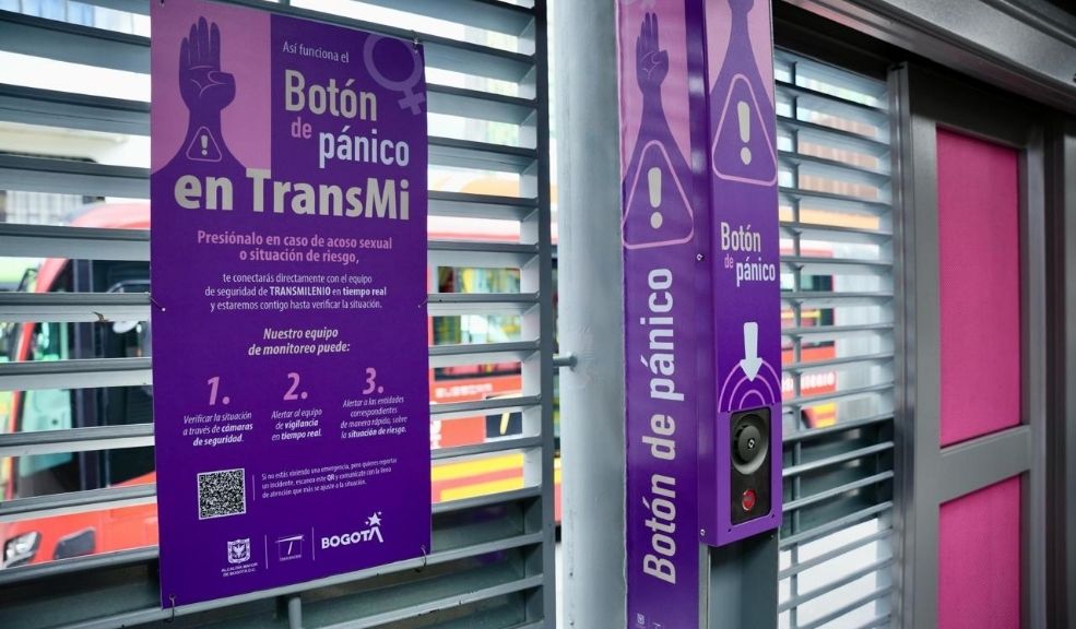TransMilenio implementa Botón de Pánico para proteger a las mujeres en Bogotá 1 TransMilenio implementa Botón de Pánico para proteger a las mujeres en Bogotá La estación Universidades - City U es la primera en el sistema en contar con la herramienta tecnológica para responder a situaciones de violencia de género.