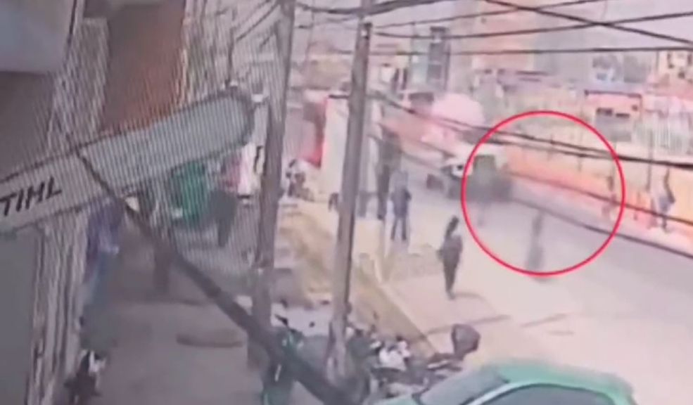 Video del trágico accidente en el que perdió la vida un peatón en la Autopista Sur 10 Video del trágico accidente en el que perdió la vida un peatón en la Autopista Sur Un trágico accidente de tránsito se registró la mañana de este miércoles en el municipio de Soacha, cuando un peatón perdió la vida tras ser arrollado por un vehículo tipo mezcladora. El siniestro ocurrió en la Autopista Sur con calle 15, en sentido sur-norte, dejando conmocionados a los testigos del hecho.