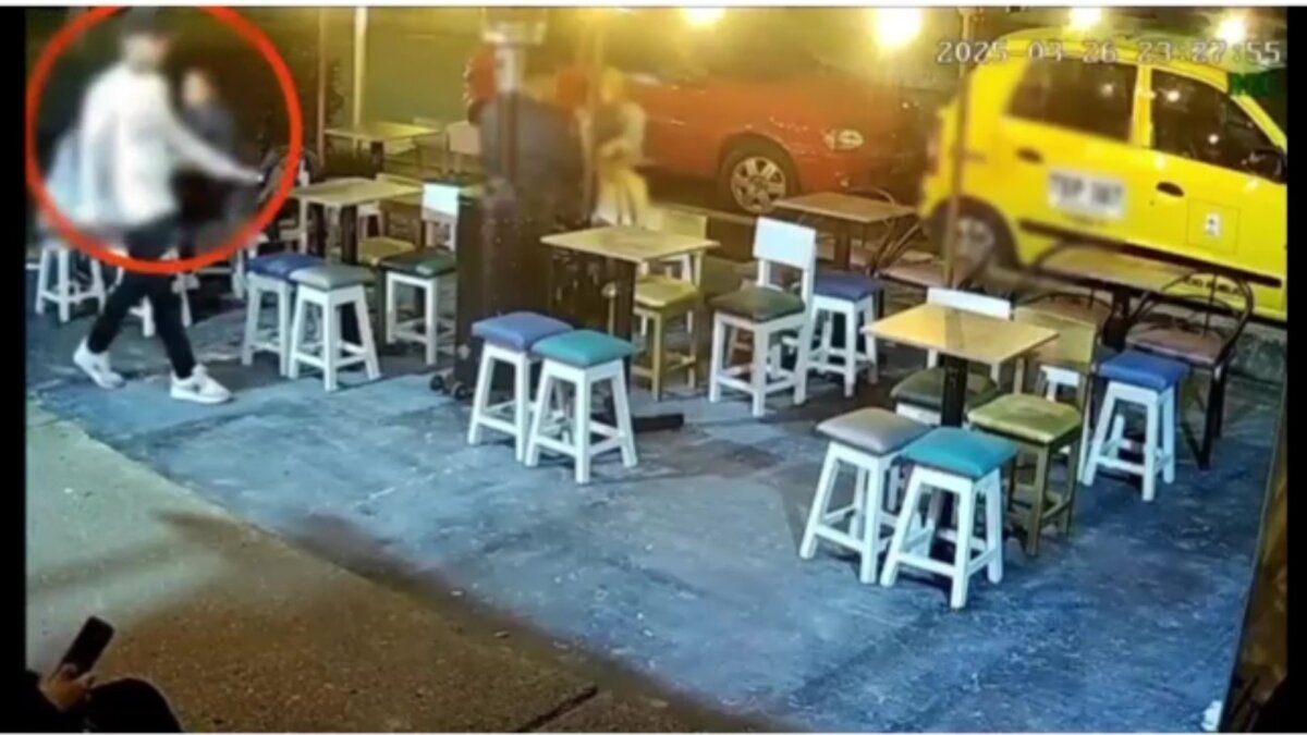 Capturan 4 sujetos que repartían panfletos extorsivos en Bogotá 1 Capturan 4 sujetos que repartían panfletos extorsivos en Bogotá