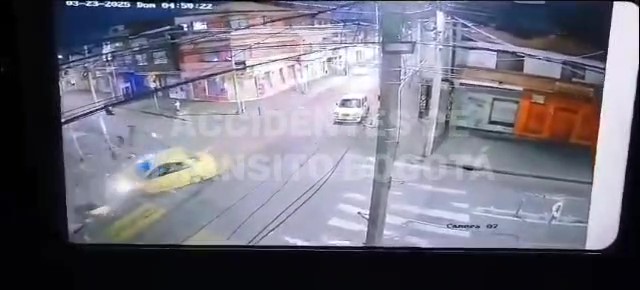 Impactante accidente de tránsito acabó con la vida de 2 motociclistas en el barrio Restrepo 1 Impactante accidente de tránsito acabó con la vida de 2 motociclistas en el barrio Restrepo Un accidente de tránsito cobró la vida de dos motociclistas que chocaron contra un taxi en el barrio Restrepo.