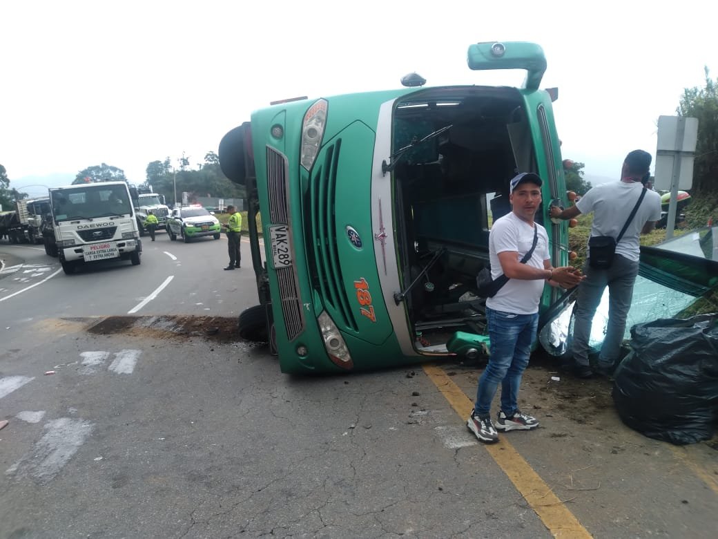 Aparatoso accidente de bus en la vía Bogotá- La Vega Un bus se volcó en la vía Bogotá- La Vega.