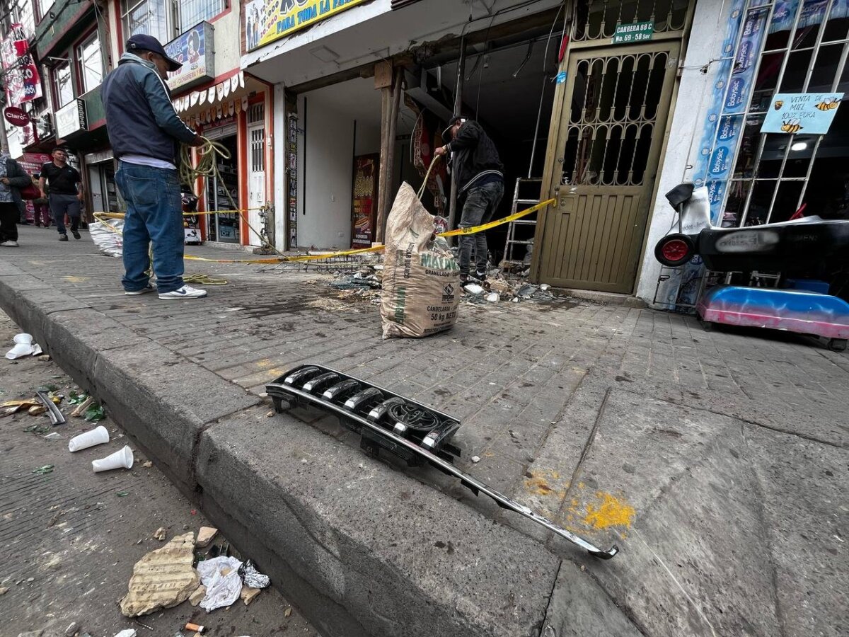 VIDEO: Impactante accidente de tránsito en Bosa 1 VIDEO: Impactante accidente de tránsito en Bosa El vehículo perdió el control y chocó contra dos locales en Bosa.