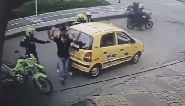 Capturan a 3 hombres que robaron a un domiciliario en Engativá 1 Capturan a 3 hombres que robaron a un domiciliario en Engativá Los ladrones intentaron huir a bordo de un taxi.