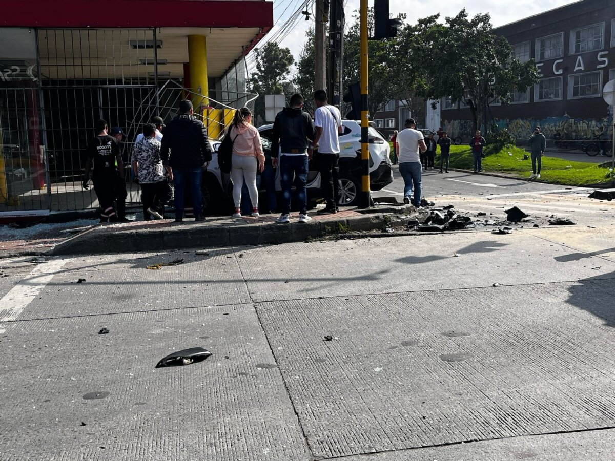 Accidentes de tránsito en Bogotá dejan 2 muertos Dos trágicos accidentes de tránsito se registraron esta mañana en Bogotá, uno en la localidad de Puente Aranda y otro en la calle 26, dejando a dos personas muertas.