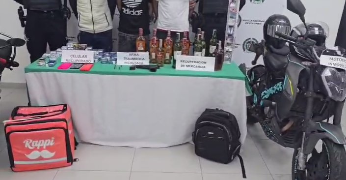 Capturan a 3 sujetos que robaron un supermercado en Usaquén; todo quedó registrado en video 1 Capturan a 3 sujetos que robaron un supermercado en Usaquén; todo quedó registrado en video Tres sujetos que ingresaron a robar a una tienda en Usaquén fueron capturados. Todo quedó registrado en video.