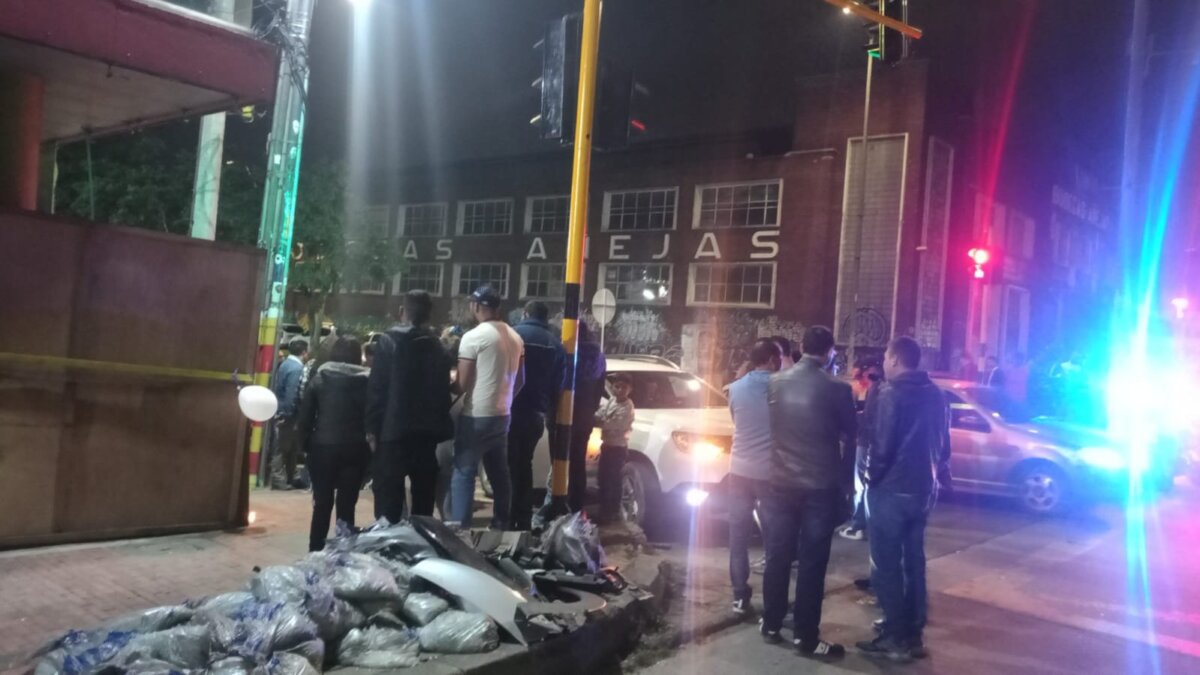 Néstor Andrés, el conductor que perdió la vida en accidente en Puente Aranda 3 Néstor Andrés, el conductor que perdió la vida en accidente en Puente Aranda Compañeros, familiares y amigos realizaron una velatón en su nombre y para exigir justicia.