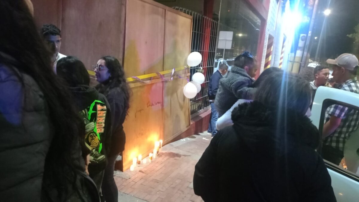 Néstor Andrés, el conductor que perdió la vida en accidente en Puente Aranda 2 Néstor Andrés, el conductor que perdió la vida en accidente en Puente Aranda Compañeros, familiares y amigos realizaron una velatón en su nombre y para exigir justicia.
