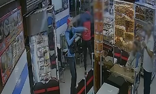 Cayó alias ‘Pinki’, temido delincuente de Ciudad Bolívar: es señalado de varios robos y homicidios Alias 'Pinki' robaba establecimientos comerciales del sector y ya había sido condenado. De hecho, cumplía su condena en detención domiciliaria.