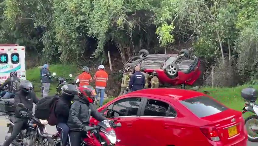 Carro volcado en Usaquén provoca graves retrasos en la movilidad 2 Carro volcado en Usaquén provoca graves retrasos en la movilidad