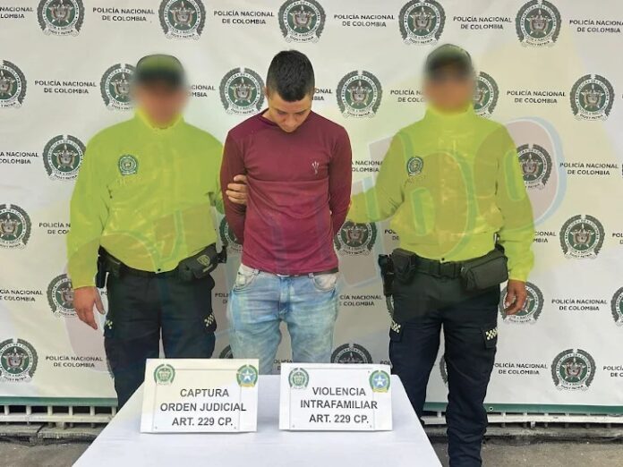 Atacó a patadas a su exmujer porque lo quería dejar 2 Atacó a patadas a su exmujer porque lo quería dejar Jefferson Hoyos Ospina fue enviado a un centro de reclusión por presuntas agresiones físicas y verbales a su pareja sentimental en el municipio de Santa Rosa de Cabal.