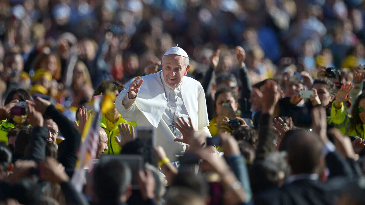 El papa Francisco quería un sepulcro "sencillo", según su testamento. Así será su funeral Francisco, el papa que falleció este lunes a los 88 años, tuvo claro cómo quería que fuera su funeral. Dejó un testamento en el que dio detalles al respecto. Aquí se los contamos.