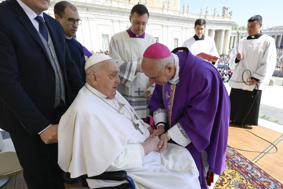 El papa Francisco reapareció en la Plaza de San Pedro 1 El papa Francisco reapareció en la Plaza de San Pedro