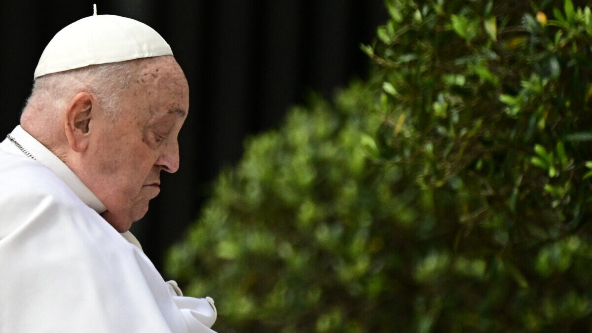El papa Francisco quería un sepulcro "sencillo", según su testamento. Así será su funeral Francisco, el papa que falleció este lunes a los 88 años, tuvo claro cómo quería que fuera su funeral. Dejó un testamento en el que dio detalles al respecto. Aquí se los contamos.