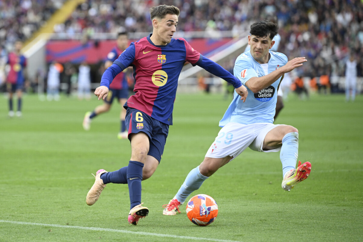 El Barcelona remontó 4-3 al Celta y sigue líder de La Liga 2 El Barcelona remontó 4-3 al Celta y sigue líder de La Liga De perder 3 a 1 a terminar ganando 4 a 3 con un penal en el último suspiro: en una tarde de emociones fuertes en Montjuic, el Barcelona remontó ante el Celta de Vigo, este sábado en la 32ª jornada, y sigue rumbo al título.