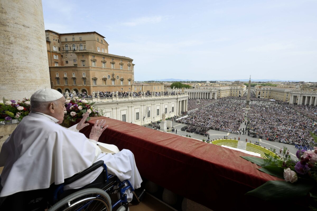El papa desea a los fieles una "feliz Pascua" desde el balcón de la Basílica de San Pedro