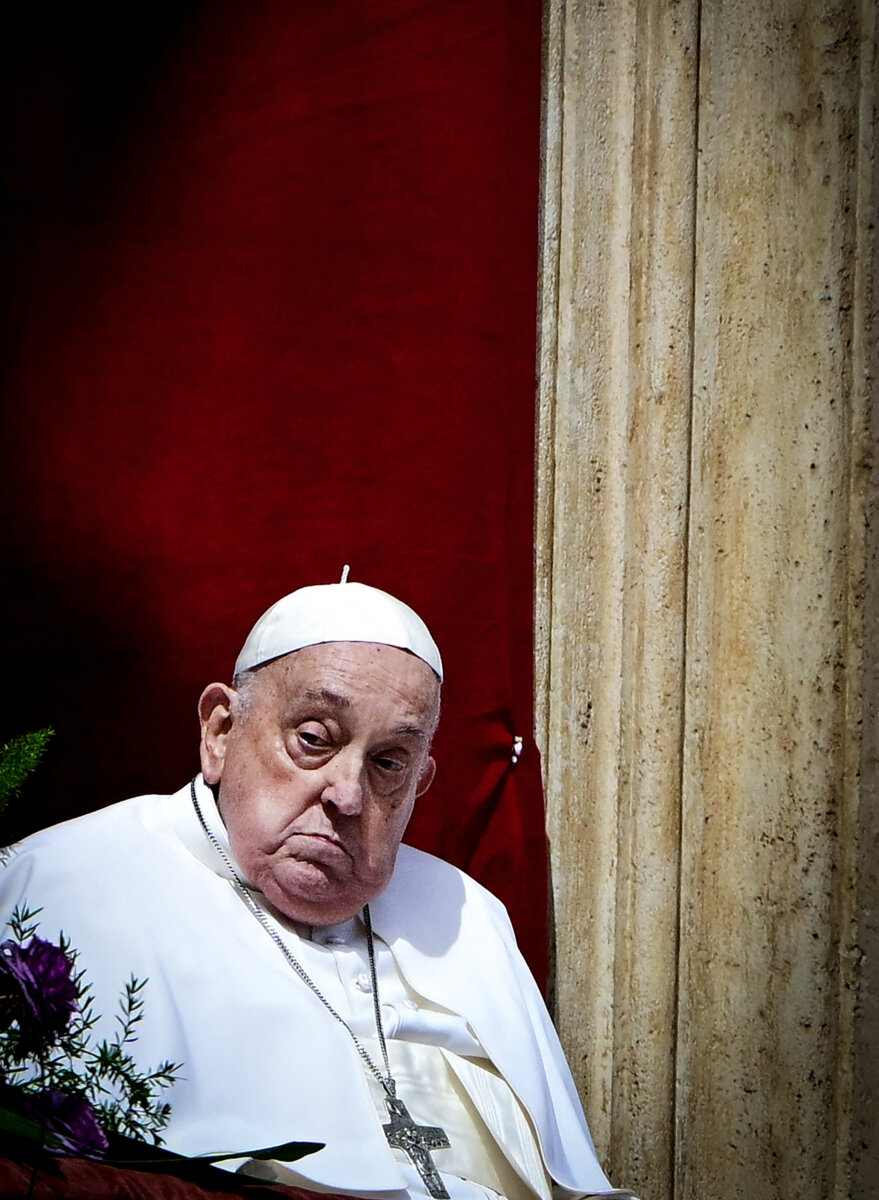 El papa desea a los fieles una "feliz Pascua" desde el balcón de la Basílica de San Pedro